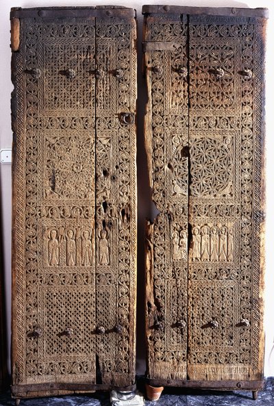 Um par de portas de nogueira armênia esculpidas, representando Cristo com seis apóstolos e santos, 1312 de Armenian School
