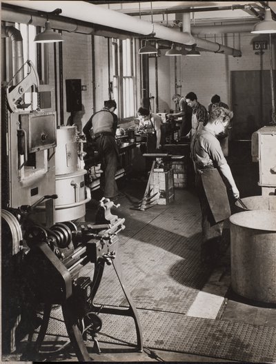 [Seis homens trabalham numa oficina de soldadura]. de Arnold Eagle