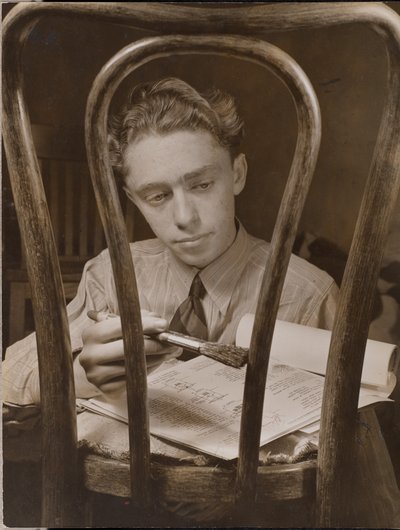 [Jovem pinta as costas de uma cadeira de madeira]. de Arnold Eagle