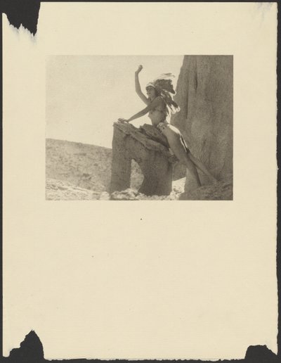 [Mulher vestida com trajes de índia no deserto]. de Arthur F. Kales