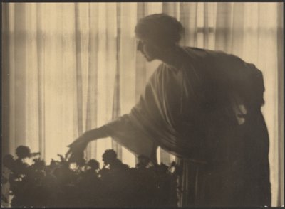 [Mulher a cuidar de flores no seu apartamento] de Arthur F. Kales