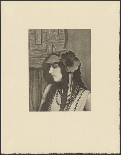 [Mulher em traje boémio com uma grande flor no cabelo]. de Arthur F. Kales