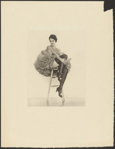 [Mulher em traje de lata sentada num banco]. de Arthur F. Kales