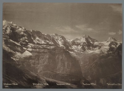 Vista do Silberhorn, do Mittaghorn, do Grosshorn, do Breithorn e do Tschingelhorn nos Alpes Berneses Panorama da cadeia Jungfrau (título da série) de Arthur Gabler