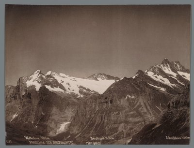 Vista do Wetterhorn, Berglistock e Schreckhorn nos Alpes Berneses
Panorama da Jungfraukette (título da série sobre o objecto) de Arthur Gabler