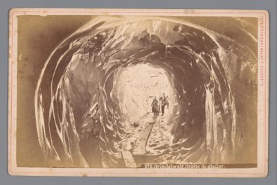 Pessoas em uma caverna na geleira Grindelwald na Suíça Grindelwald. Cave of the Glacier (título no objeto) de Arthur Gabler
