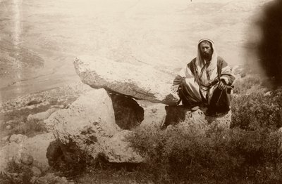 Dólmen e homem, a oeste de Hesban (Heshban), 1881 de Arthur M. Mantell