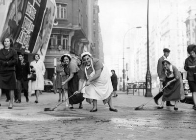 Comadres limpando a rua Gran Via, atendendo ao apelo do Ministério da Informação e Turismo e à sua campanha para "manter a cidade limpa"", ajudando os serviços públicos de Artist Unknown