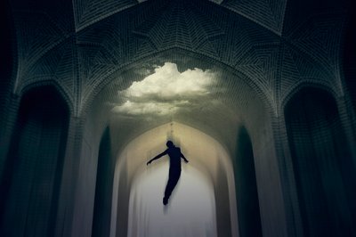 Homem a subir os arcos de Asef Azimaie