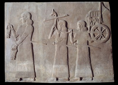 Art Mesopotâmia (Assíria): corte do palácio do rei da Assíria Sargão II (721 - 705 a.C.) servos carregando as cítulas e a carruagem do rei. Paris, Musee Du Louvre de Assyrian