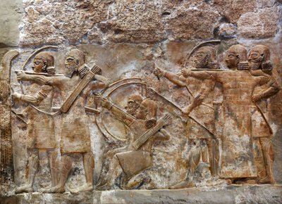 Arqueiros do exército assírio conquistando uma cidade fortificada, relevo de Nimrud, c.865 aC de Assyrian