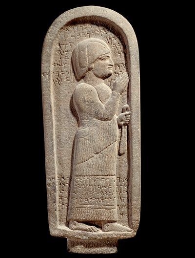 Estela funerária de basalto de Si Gabbor, sacerdote do deus da lua. Epitáfio de Arameano. Século VII a.C. Da Síria. Paris, Museu do Louvre. de Assyrian