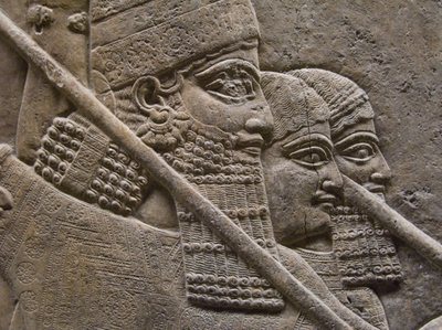 Rei Ashurnasirpal II durante uma caça real ao leão, sétimo cen. BC de Assyrian