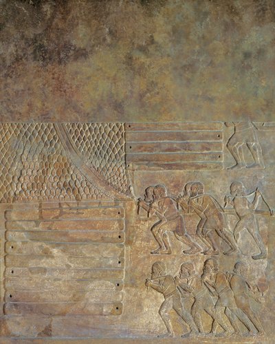 Relevo representando o armazenamento de madeira na costa antes do transporte por mar, do Palácio de Sargão II, Khorsabad, Iraque (pedra) de Assyrian