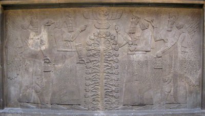 Relevo com duas figuras de Ashurnasirpal, seres mitológicos alados e o deus Ashur, diante da Árvore da Vida, 885-860 aC de Assyrian