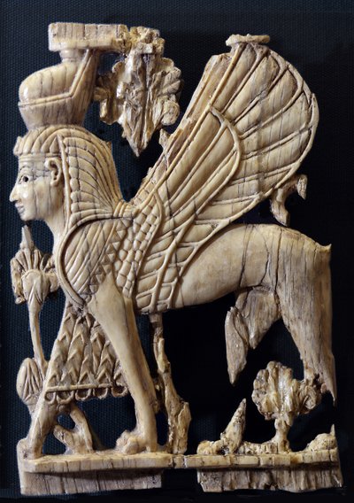 Griffin alado com rosto humano, decoração de móveis em marfim estilo fenício, Nimrud, 800-700 AC (marfim) de Assyrian