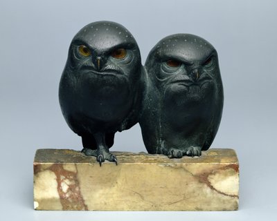 Duas corujas, 1903-04 (bronze e ônix) de August Gaul