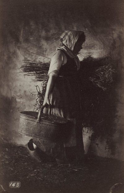 Camponesa carregando uma cesta e feno, c. 1870. de Auguste Giraudon