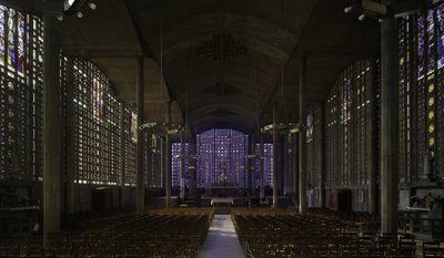 A igreja de Notre Dame du Raincy, em Raincy (Sena Saint Denis). Construção de 1923, arquitectos Gustave Perret (1876-1952) e Auguste Perret (1874-1954). Fotografia de 10/02/10. de Auguste Perret