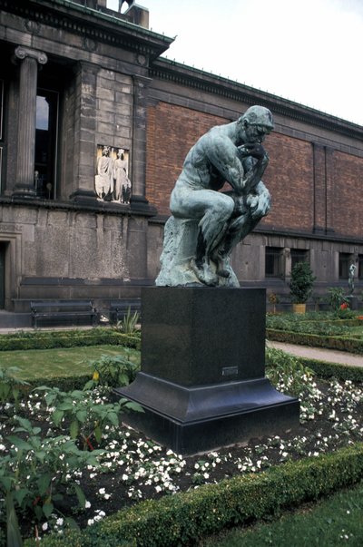 A estátua do Pensador de Rodin, Ny Carlsberg Glyptotek, Copenhague, Dinamarca, Europa de Auguste Rodin