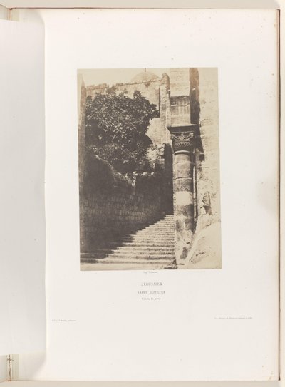 Coluna no pátio da Igreja do Santo Sepulcro em Jerusalém Jerusalém. Santo Sepulcro. Colonne du parvis (título no objeto) de Auguste Salzmann