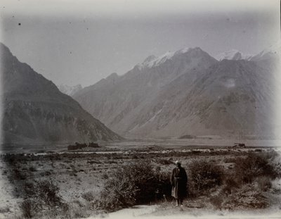 Fortes de Kala-i-Panja a partir do esporão de Kusht-sam. Vista distante do vale em direção aos fortes, com as montanhas para lá, 2 de setembro de 1915 (fotografia a preto e branco) de Aurel Stein