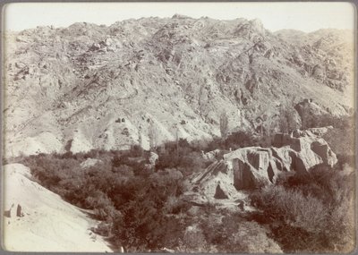 Cume com santuários budistas arruinados no pomar de Wang em Ara-tam, Hami, China de Aurel Stein