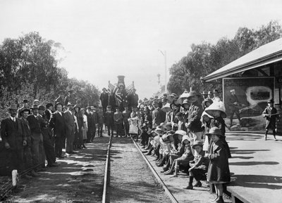 Um trem de recrutamento de turismo na estação ferroviária com alguns dos cidadãos da cidade (Comitê de recrutamento de Donor Queensland), Wallumbilla, Queensland, c.1916 de Australian Photographer