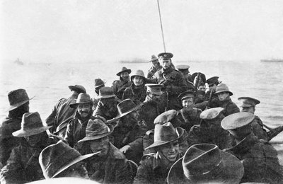 Vista à popa do bote salva-vidas transportando homens não identificados da 1ª Companhia Divisional de Sinal da Austrália, enquanto são rebocados em direção a Anzac Cove às 6 da manhã do dia da aterrissagem, 25 de abril de 1915 (bw phot de Australian Photographer