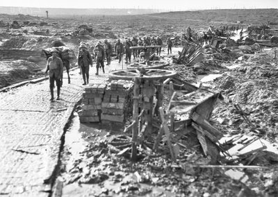 Tropas australianas passando pelo caminho que leva a Idiot Corner, em Westhoek Ridge, no setor de Ypres, 28 de outubro de 1917 de Australian Photographer