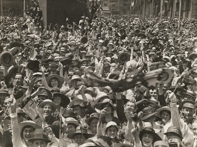 Multidão em Martin Place, Sydney, celebrando a notícia da assinatura do armistício, 11 de novembro de 1918 de Australian Photographer