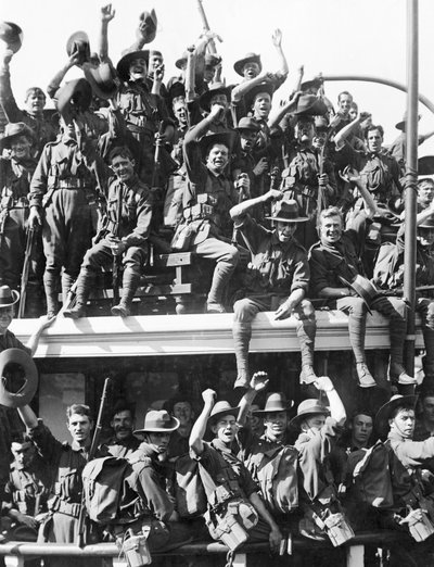 Embarque da Força Expedicionária Naval e Militar Australiana (AN & MEF) para a Nova Guiné, 19 de agosto de 1914 de Australian Photographer