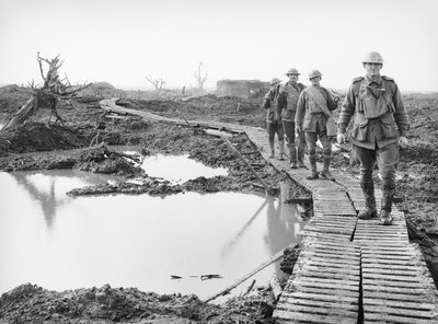 Quatro soldados australianos caminhando ao longo da pista de patinação no Tokio, perto de Zonnebeke, no setor de Ypres, sobre uma parte do país capturada pelos australianos nos combates da Terceira Batalha de Australian Photographer