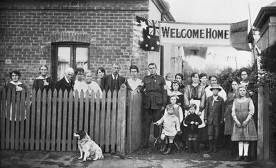 Retrato de grupo do 540 Sapper Arthur Findon Dunbar MM, 2ª Companhia Australiana de Tunneling (de uniforme com o braço apoiado no portão) e os membros de sua família se reuniram do lado de fora de sua casa em 45 Chief Street de Australian Photographer