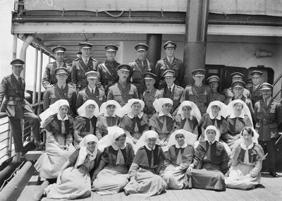 Retrato de grupo dos oficiais médicos superiores e da equipe a bordo do HMAT Wahehe, durante a viagem de retorno à Austrália, de setembro de 1919 a outubro de 1919 de Australian Photographer