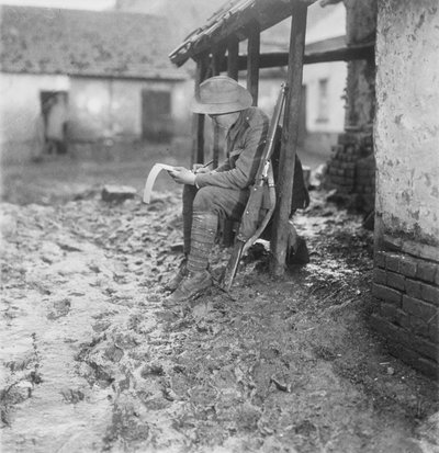 Em boletos em Flesselles. Um membro do 2o Batalhão Australiano, continuando com sua correspondência, 17 a 30 de novembro de 1916 de Australian Photographer