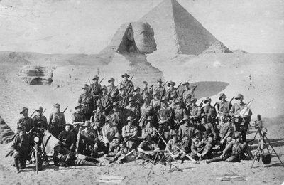 Retrato informal do grupo de uma escola de sinal australiana da infantaria na frente da esfinge e da pirâmide. O equipamento de sinalização está em primeiro plano, c.1915 de Australian Photographer