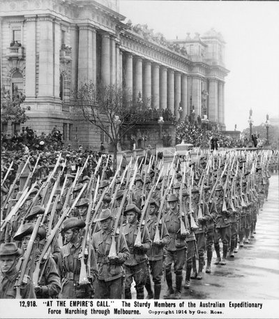 Homens da AIF marchando em frente ao Parlamento em Melbourne, Vic, com as suas espingardas, com baionetas fixas, sobre os ombros, antes do embarque para o serviço no estrangeiro, c. agosto de 1914 de Australian Photographer