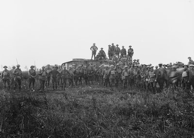 Retrato de grupo ao ar livre de uma tripulação de tanques e alguns membros da 5ª Brigada Australiana de Infantaria, 8 de agosto de 1918 de Australian Photographer