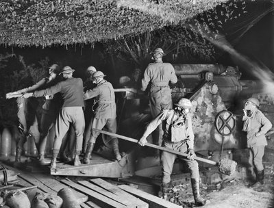 A segunda Bateria de Cerco Australiana (55ª Bateria de Artilharia de Cerco Australiana) trabalhando em um Howitzer de 9,2 polegadas em suas máscaras de gás durante um ataque em Voormezeele, 15 de setembro de 1917 de Australian Photographer