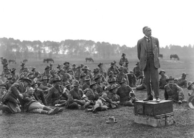 O Honorável William Morris (Billy) Hughes, de pé sobre uma plataforma composta de quatro caixas de munição, dirigindo-se a uma reunião da 5a. Ambulância Australiana, perto de La Motte, cerca de um quilo. de Australian Photographer