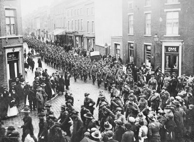 A última cota da 1ª Divisão de Artilharia, AIF, deixando a cidade para entrar em Charleroi para começar sua jornada de volta para casa, Chatelineau, Bélgica, 26 de novembro de 1919 de Australian Photographer