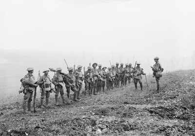 Warfusee-Abancourt, França: Tenente Rupert Frederick Arding Downes MC dirigindo-se ao seu Pelotão da Companhia B, 29º Batalhão, durante um descanso perto das aldeias de Warfusee e Lamotte antes do avanço de Australian Photographer