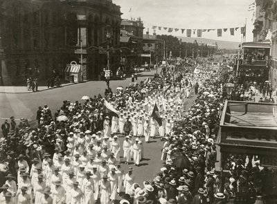Mulheres, segurando, um, dia paz, março, ao longo, rei, william, rua, adelaide, austrália sul, novembro, 1918 de Australian Photographer