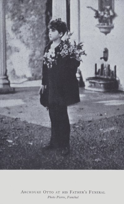 Arquiduque Otto da Áustria no funeral de seu pai em 1922 (foto a p/b) de Austrian Photographer