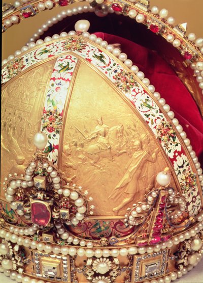 Coroa de Coroação de Rudolph II, Imperador da Áustria, detalhe de painel de ouro representando o rei Rudolph em batalha, c.1576 (ouro, pérolas, esmalte e rubi) (ver também 66743, 66745 e 66746) de Austrian School