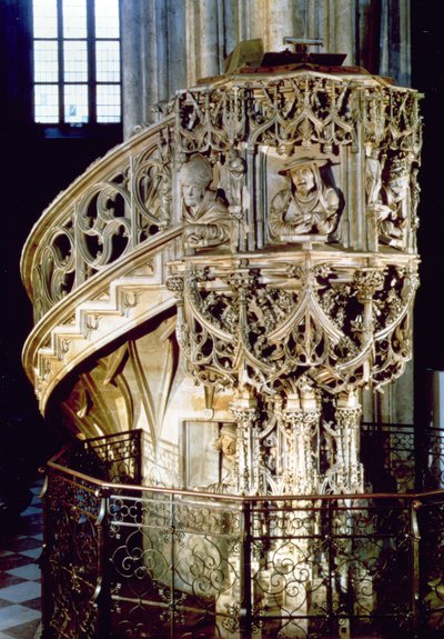 Pilgrams Púlpito, decorado com bustos dos Quatro Padres da Igreja, teólogos representando os quatro temperamentos fisionômicos, o próprio escultor olha de uma janela abaixo, por Anton Pilgr de Austrian School