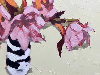 Vaso às riscas com flores cor-de-rosa de Avanesova Elena