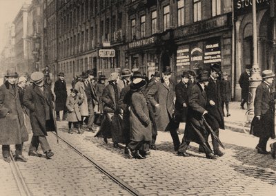 Lenin em Estocolmo com Ture Nerman e Carl Lindhagen em 13 de abril de 1917, 1917 de Axel Malmström