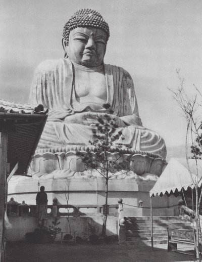 Japão: Estátua de Buda em Beppu (fotografia a preto e branco) de Axel von Graefe